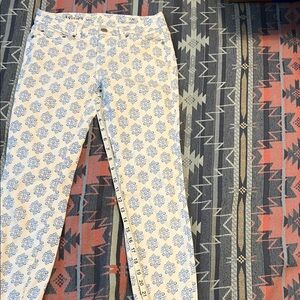 Vineyard vines white Denice with blue design size 2
